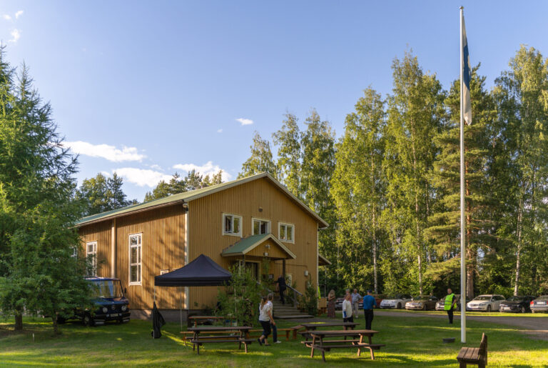Laitikkalan Seurantalo kesäasussa