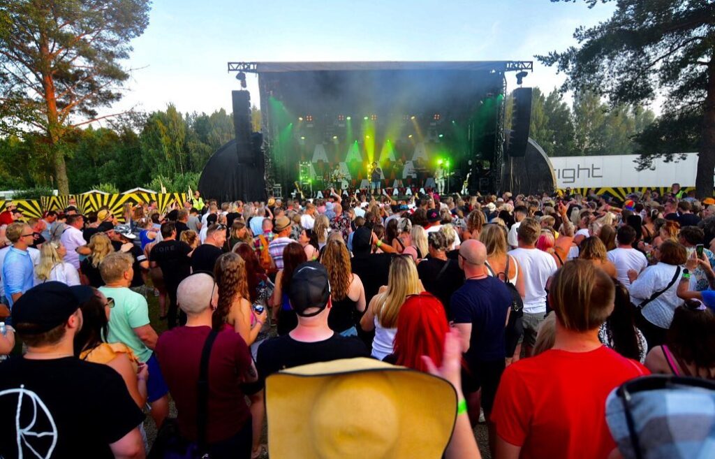 Aitoon Kirkkarit; yleisöä konsertissa