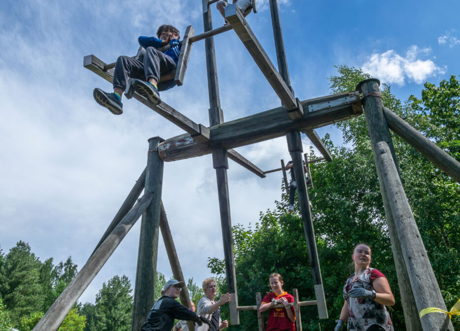 Keinujaiset Kukkolan kyläkeinulla