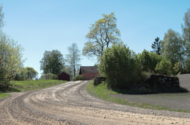 kylätie Luikalassa